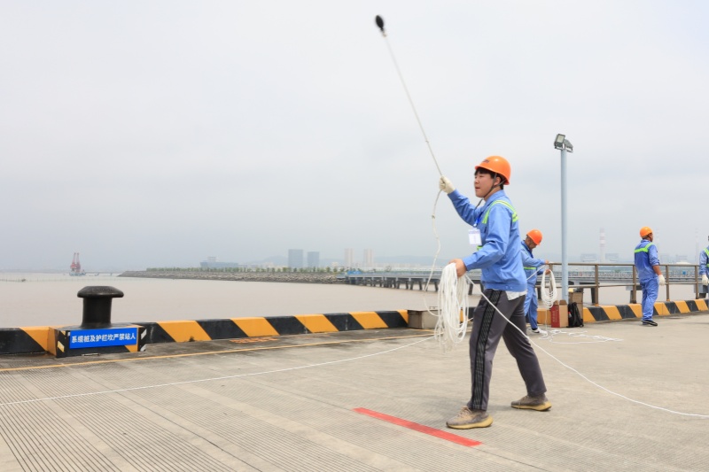 纜繩飛揚(yáng)展風(fēng)采，技能比拼鑄匠心——港服公司舉辦2025年船員技能競賽